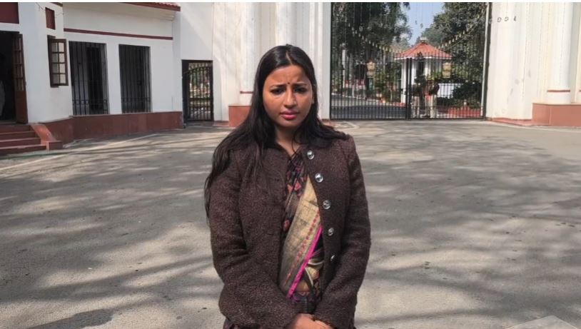 लोकभवन पहुंची अम्बा,कहा-विस्थापित जब रोजगार मांग रहे तो पुलिस भेज रही जेल