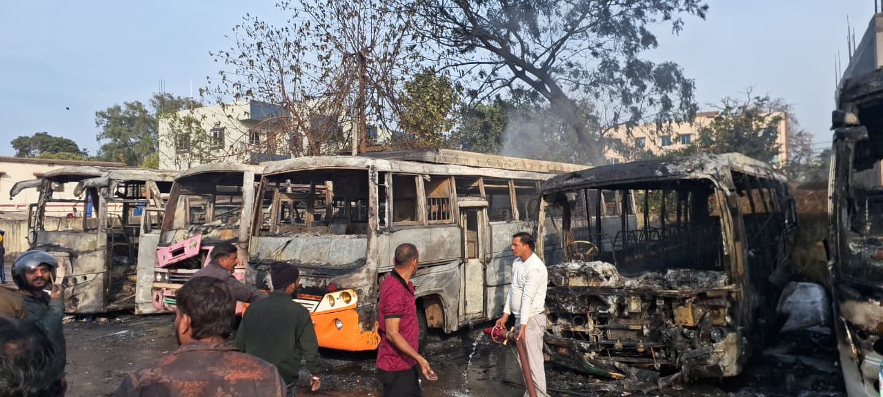 रांची में धू-धू कर जल गई 6 बसें, एक घंटे बाद पहुंची अग्निशामक वाहन,एसोसिएशन ने दी आंदोलन की चेतावनी, देखिए वीडियो