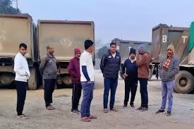 लोहरदगा : डंपिंग प्लांट की आड़ में फल-फूल रहा था अवैध बालू धंधा, छः हाइवा जब्त