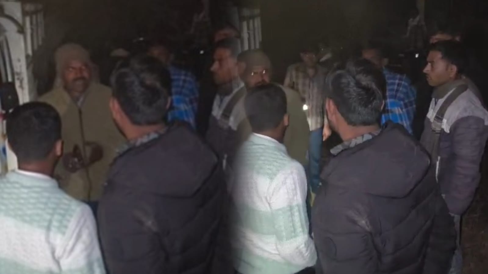 गढ़वा में बढ़ा अपराधियों का तांडव, पशु तस्करी रोकने पर कुख्यात अपराधी ने ग्रामीणों पर तान दी पिस्टल