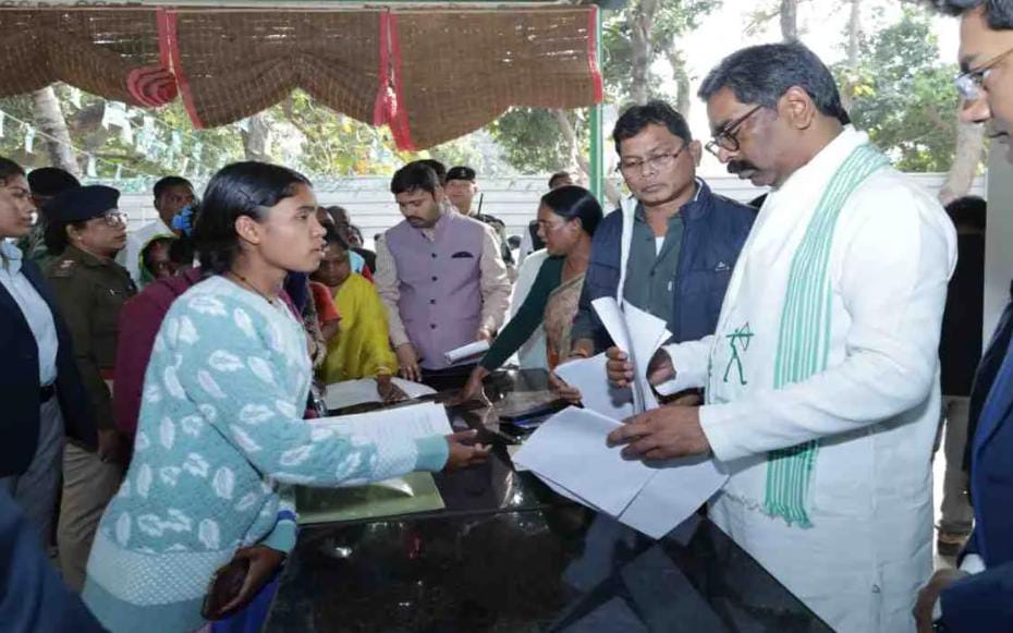 दुमका स्थित आवास पर सीएम हेमन्त सोरेन ने की आम नागरिकों से मुलाकात, सुनी सबकी समस्या