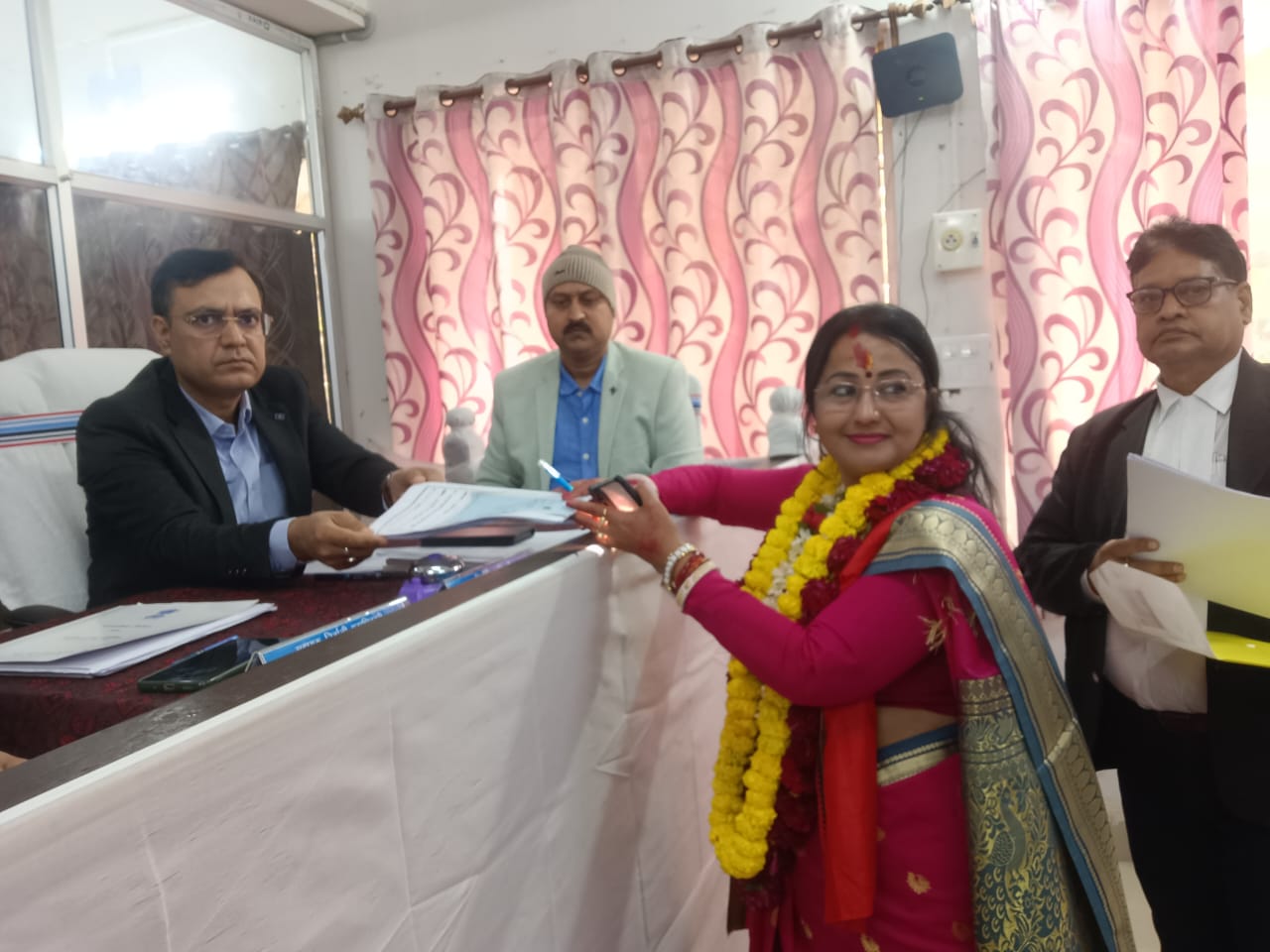 नगर की सरकार : भाजपा समर्थित प्रत्याशी अमिता रक्षित सहित आधा दर्जन से ज्यादा प्रत्याशियों ने किया नामांकन