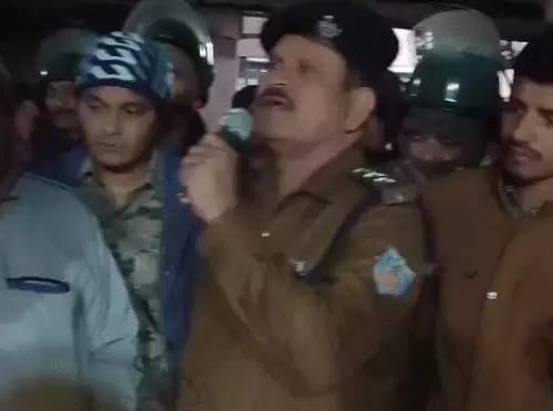 गौवंश के अवशेष मिलने से कोडरमा में मचा हड़कंप, आक्रोशित लोगों ने घंटों सड़क किया जाम