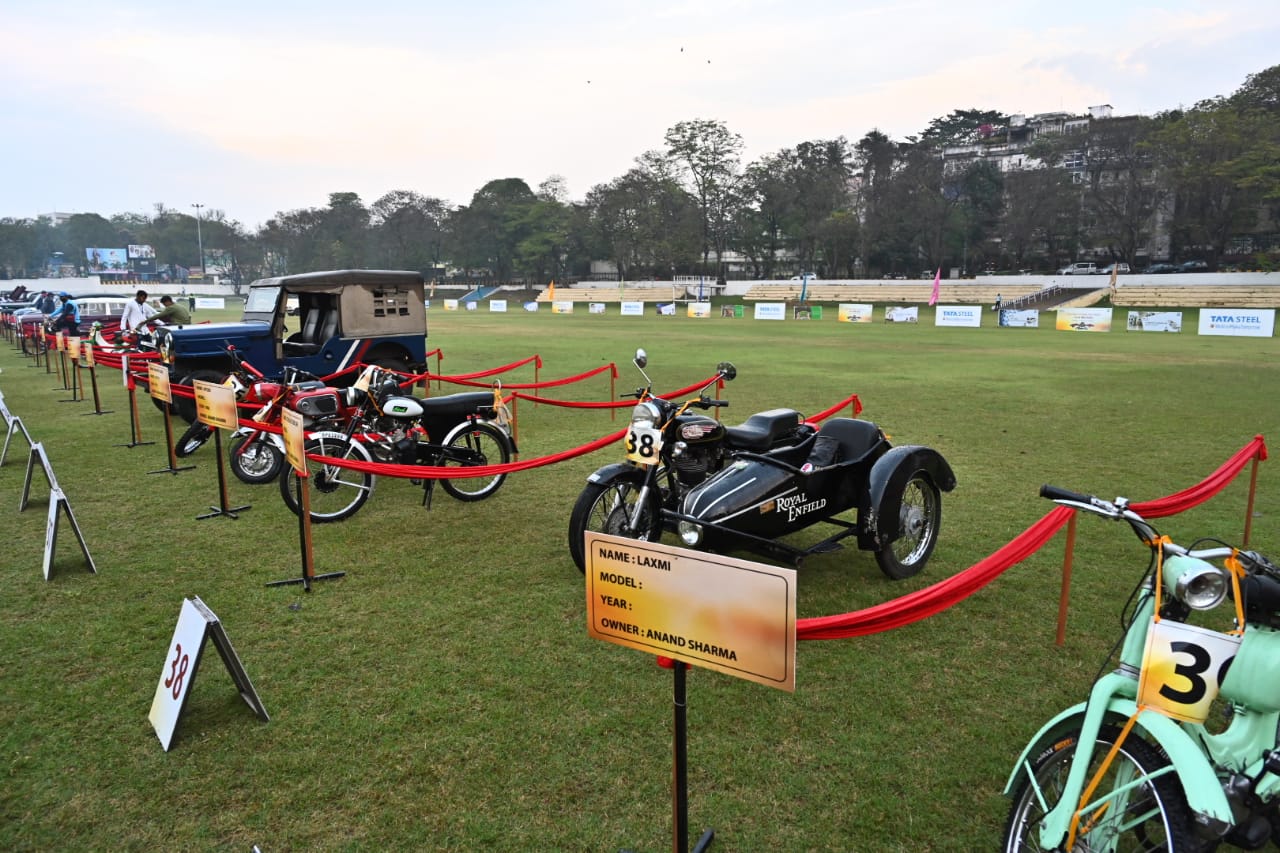 विंटेज एंड क्लासिक कार और बाइक रैली की शुरुआत, टाटा स्टील के एमडी ने हरी झंड़ी दिखा कर रैली को किया रवाना किया