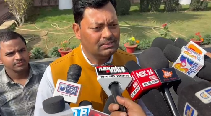 Bihar Minister Lakhendra Paswan hit back at Agriculture Minister R.K. Panneerselvam's statement that "one Bihari is worth a hundred" | “एक बिहारी सौ पर भारी” कृषि मंत्री आर.के. पनीरसेल्वम के बयान पर बिहार सरकार के मंत्री लखेंद्र पासवान का पलटवार