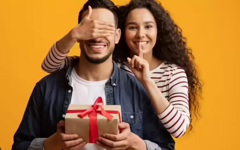 इस वैलेंटाइन डे चॉकलेट और गुलाब पर पैसे ना करे बर्बाद, Boyfriend को दें ये Usefull गिफ्ट्स, खुश हो जायेगा दिल