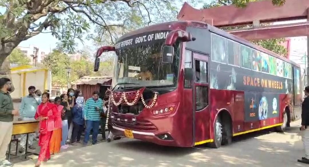 IIT-ISM धनबाद पहुंची इसरो की ‘स्पेस ऑन व्हील्स’, छात्रों ने की अंतरिक्ष विज्ञान की रोमांचक यात्रा