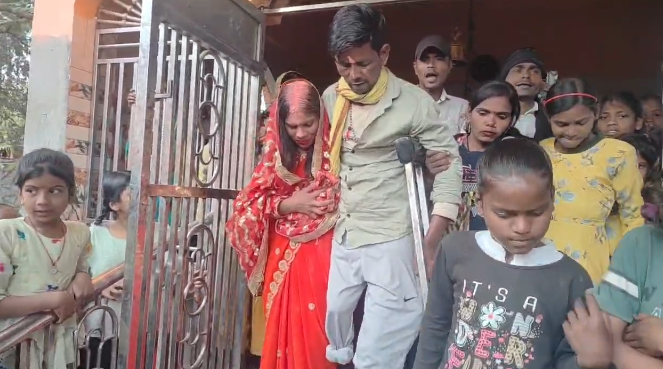 A road accident claimed their legs, yet their love remained unshaken. A Shiva temple witnessed a unique love story | सड़क हादसे ने छिन ली थी पैर, फिर भी नहीं डगमगाया प्यार, शिव मंदिर बना अनोखी प्रेम कहानी का गवाह