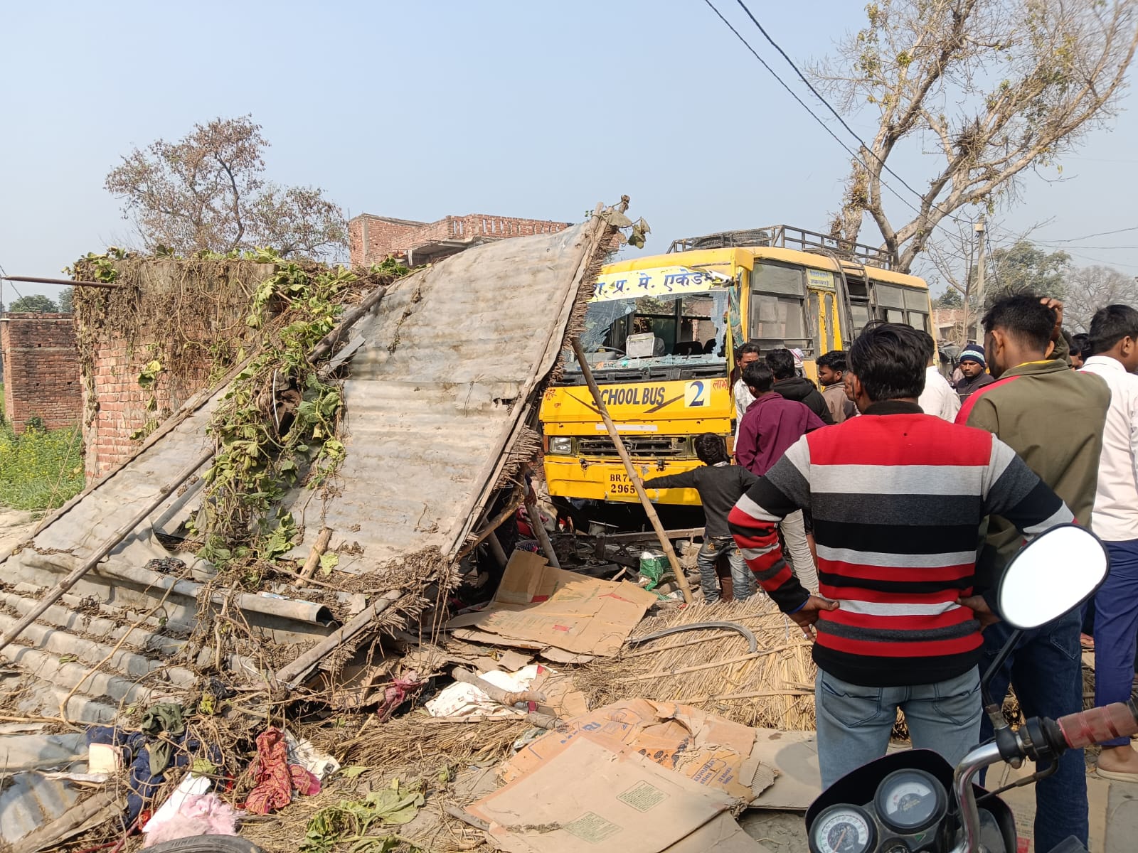 दुखद! झोपड़ी में घुसी बेकाबू स्कूली बस, सो रहे दो मासूम बच्चों की मौके पर मौत