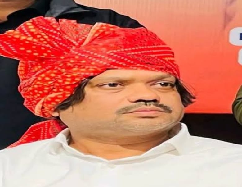 निगम चुनाव:पूर्व विधायक संजीव सिंह के मैदान में डटे रहने से भाजपा में खलबली,आज कुछ ऐसे होगी मनाने की अंतिम कोशिश!