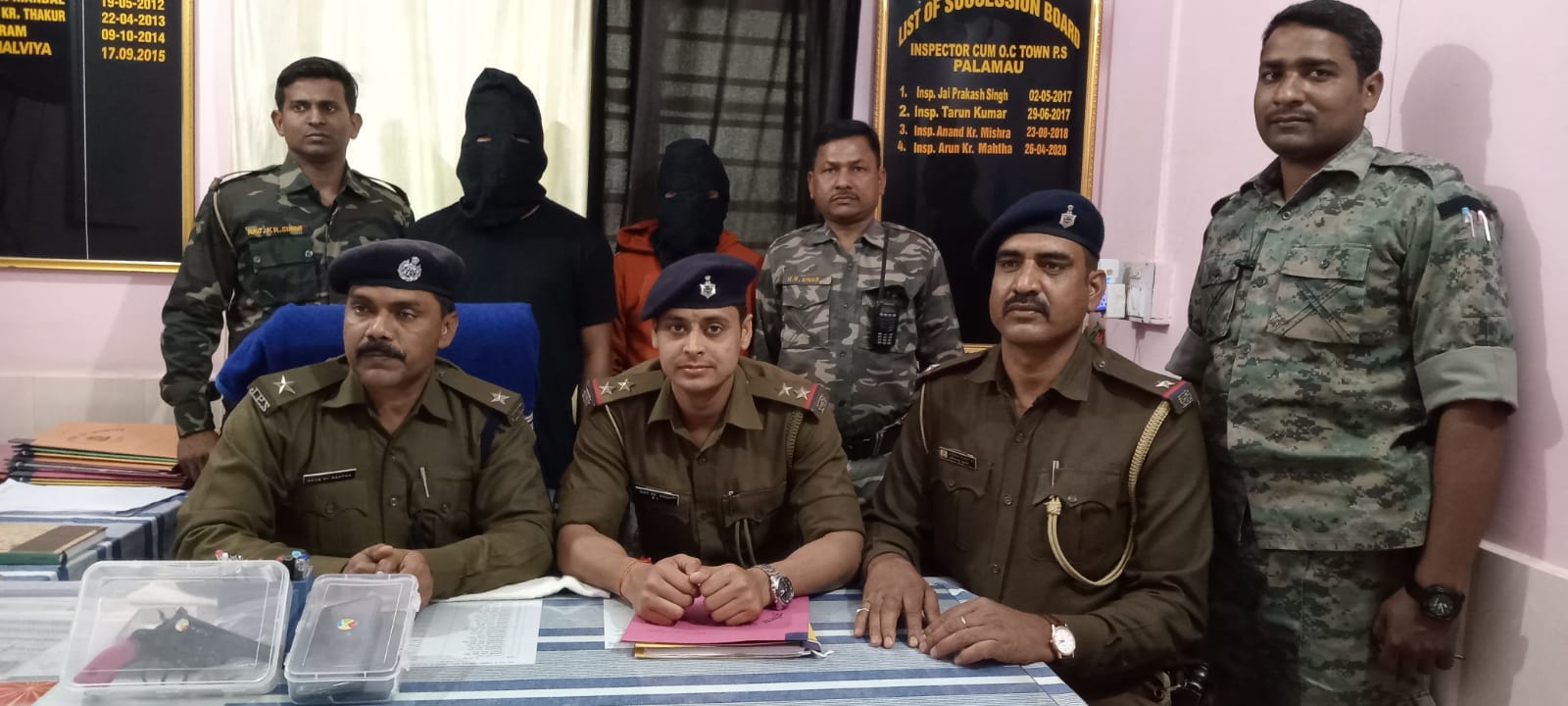 डाल्टनगंज में हथियार के साथ दो युवक गिरफ्तार, एक फरार