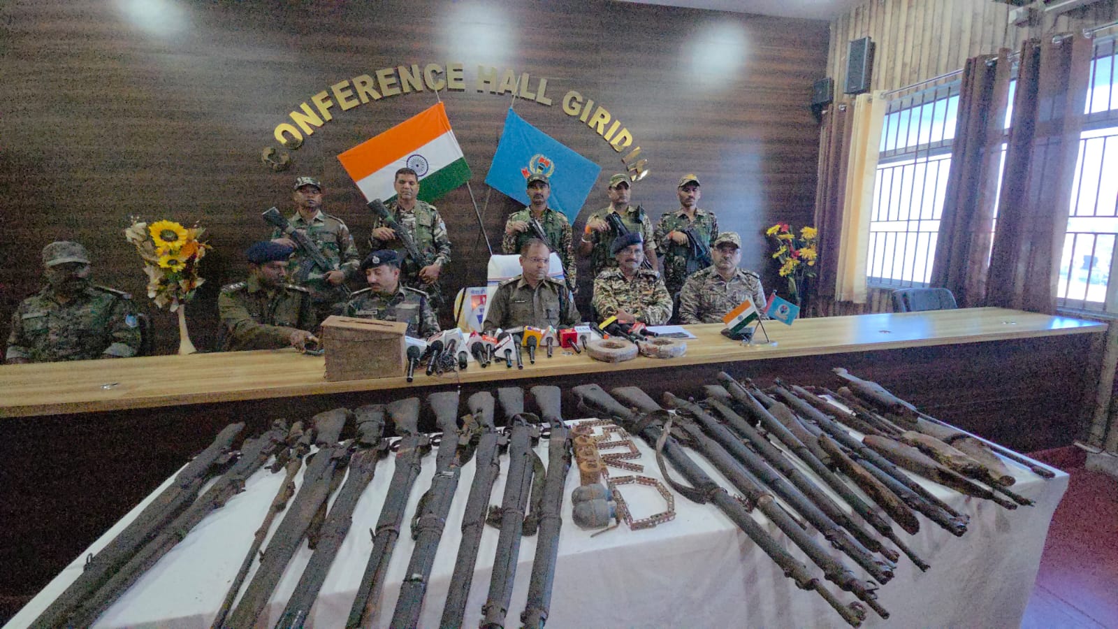 गिरिडीह पुलिस को मिली बड़ी सफलता, होम गार्ड कैंप से लुटे गए हथियार दशकों बाद पीरटांड से बरामद