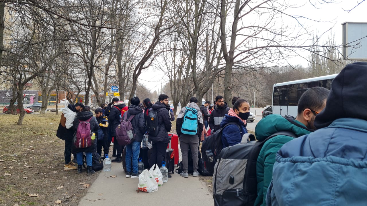 रोमानिया बॉर्डर : न खाना, न पानी, यूक्रेन में खुले आसमां के नीचे ठिठुरती ठंड में फंसे दुमका के 2 छात्र