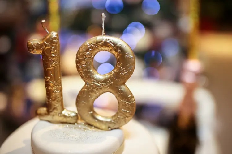 18वां बर्थडे नहीं हुआ धूमधाम से सेलिब्रेट, तो नाराज़गी में घर छोड़कर निकली 18 वर्षीय युवती, फिर हुआ कुछ ऐसा....