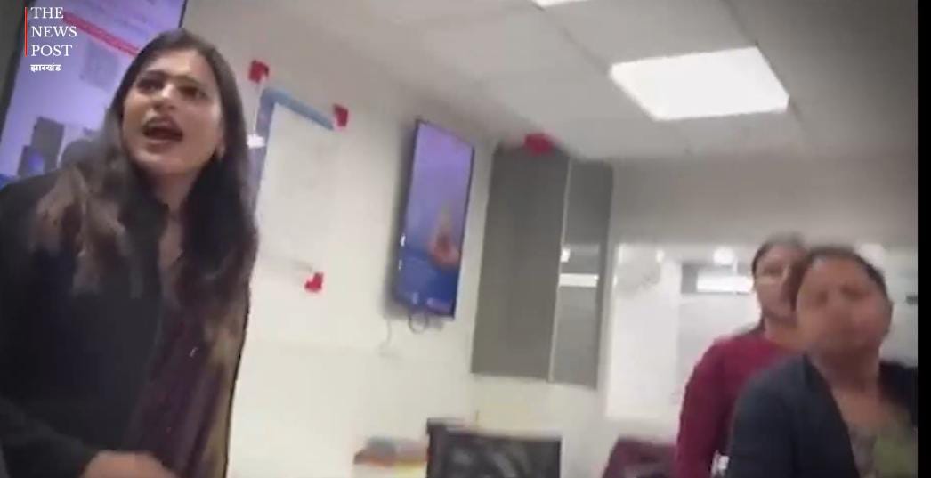 ठाकुर हूं मैं.. ठाकुर हूं..! छोटी सी बात पर गुस्से से तमतमा उठी HDFC बैंक की ये महिला कर्मचारी, देखें आगे क्या हुआ