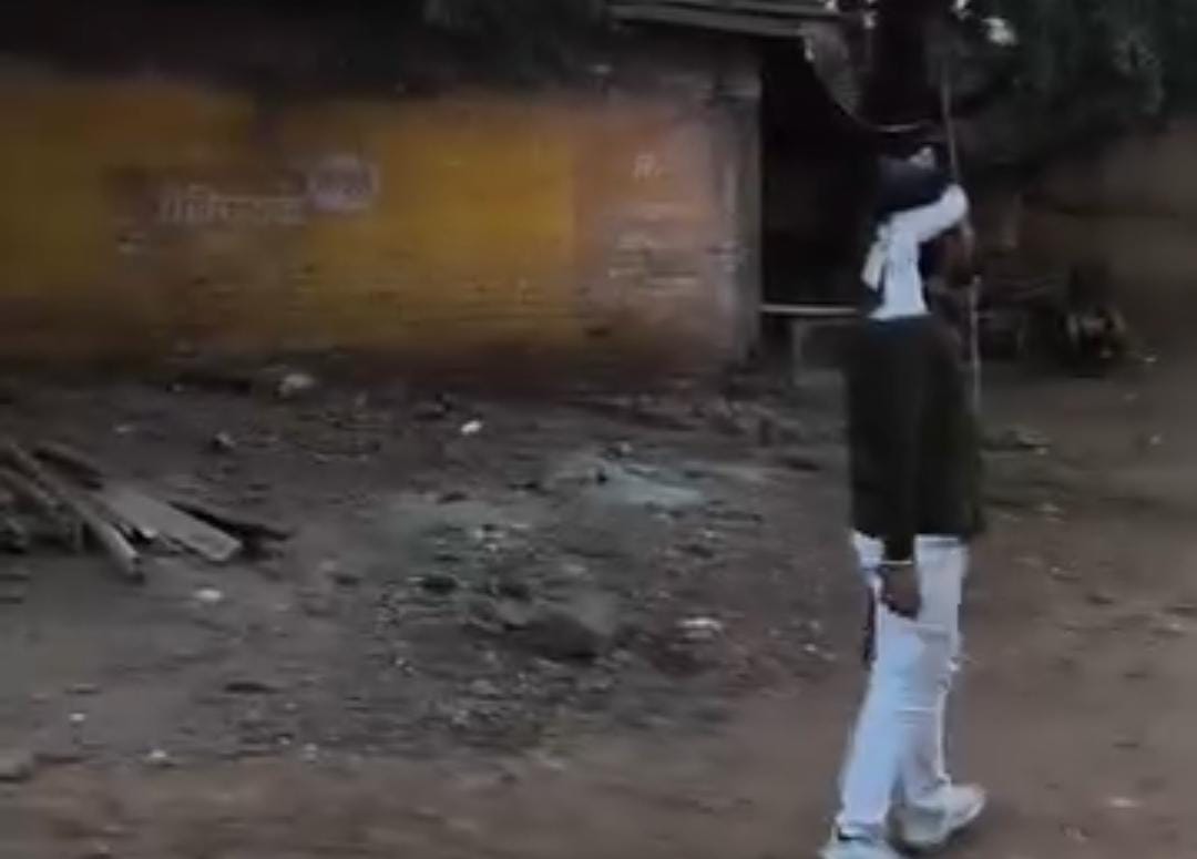 पार्षद के घर बम से हमला, ईलाके में दहशत,छावनी में तब्दील हुआ ईलाका,देखिए घटना का वीडियो