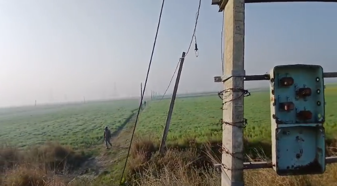 Thieves cut power cables from more than 60 poles and fled, near Gowar Dharampur village in flood-hit Bihar | 60 से अधिक पोल से बिजली के तार काट भागे चोर, बिहार के बाढ़ में गोवार धर्मपुर गांव के पास करतूत