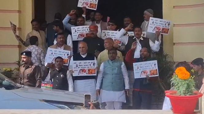 Bihar Assembly Budget Session: RJD MLAs seen raising slogans against the government, protesting outside the House | सरकार के खिलाफ नारे लगाते नजर आए RJD विधायक, सदन के बाहर प्रदर्शन