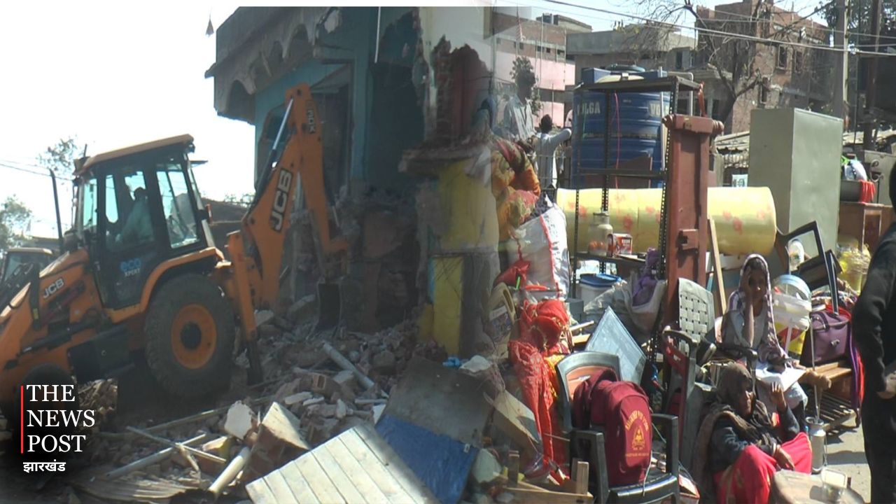 रांची: अतिक्रमण पर चला बुलडोजर, मिनट भर में जमींदोज हो गया सपनों का आशियाना