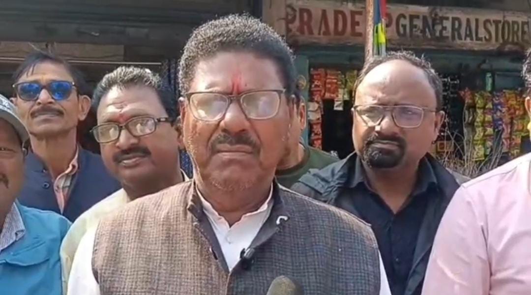 लेबर कोड के विरोध में फूटा मजदूरों का गुस्सा, धनबाद के बस्ताकोला में किया चक्का जाम, पढ़े क्या है मांग