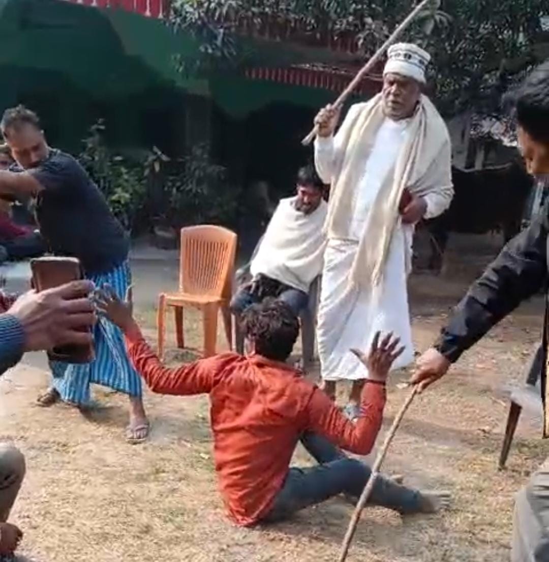 ये कैसी दबंगई! चोरी के शक में पूर्व मुखिया ने युवक की जमकर की पिटाई, वीडियो वायरल 