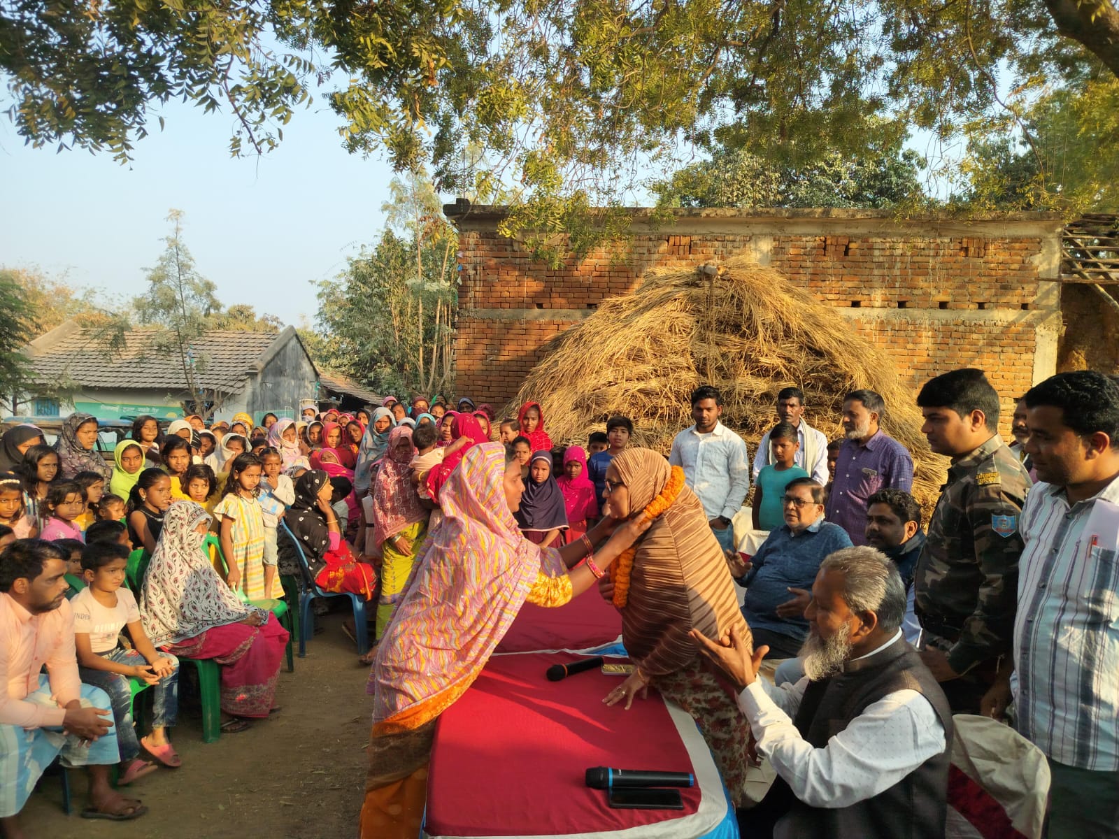 पाकुड़ विधायक निसात आलम ने किया इसकपुर का दौरा, ग्रामीणों को दी ये सौगात