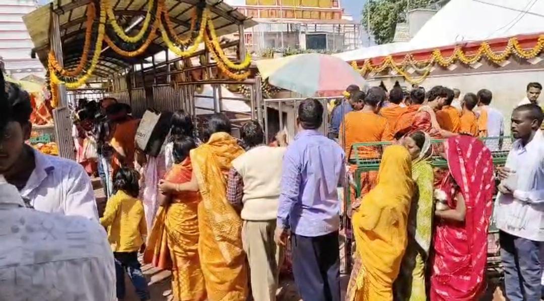 बासुकीनाथ में जलार्पण के लिए लगी भक्तों की कतार, हर-हर महादेव के जयकारे से गूंजा शहर