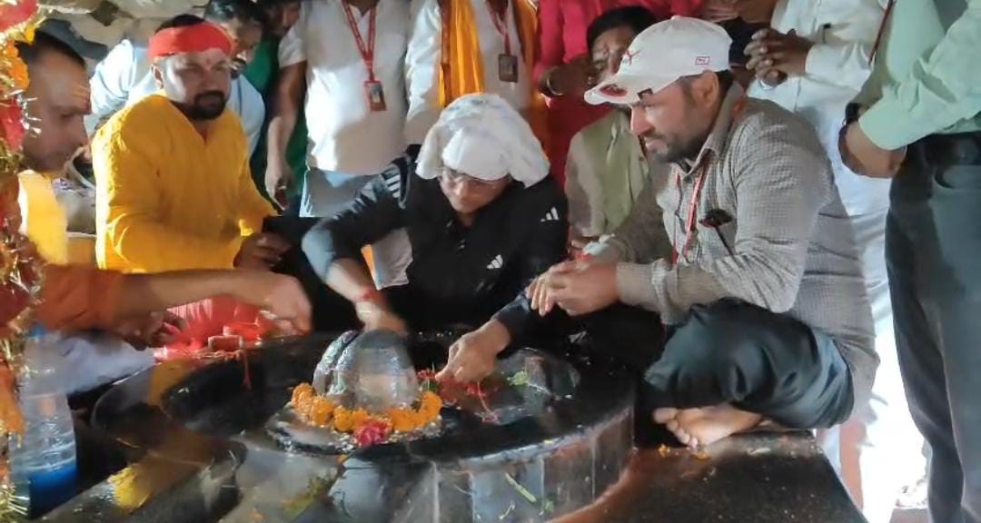 साहिबगंज में महाशिवरात्रि को लेकर उत्साह, डीसी हेमंत सत्ती ने भी टेका बाबा मोतिनाथ के दरबार में माथा   