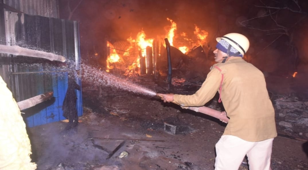 अग्नि देव ने देर रात धनबाद में मचाया तांडव तो छिन गई दुकानदारों की रोजी रोटी, जानिए कैसे बची जान