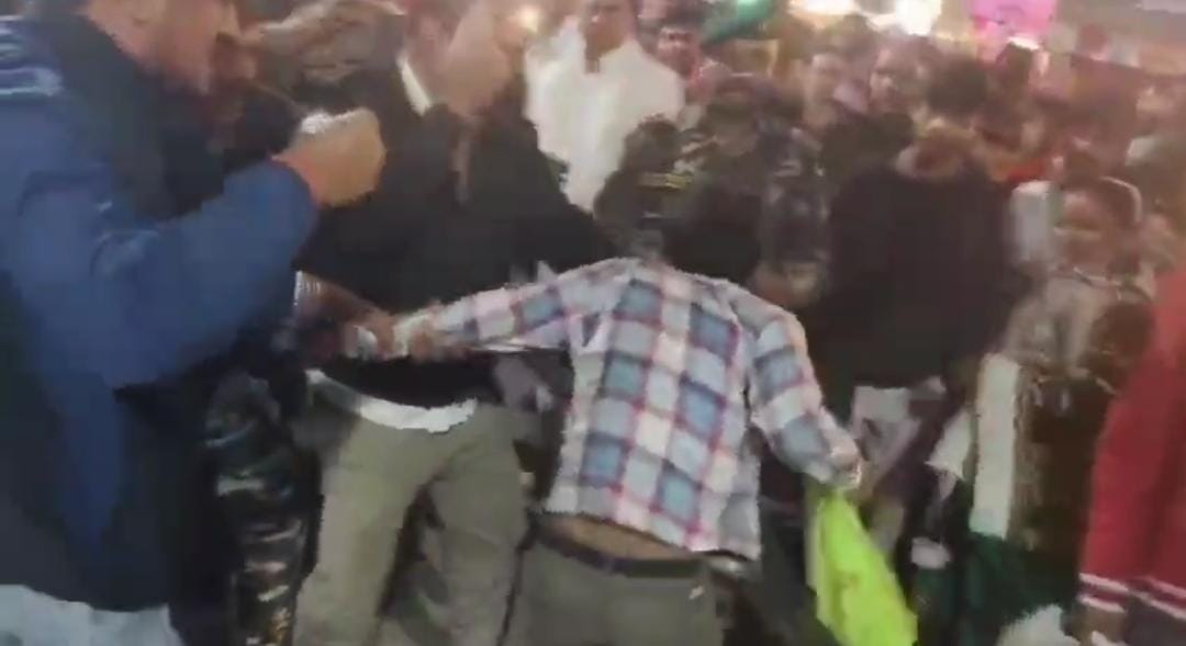 एक तरफ महा बारात, दूसरी तरफ पॉकेटमारों ने कइयों के मोबाइल पर किया हाथ साफ, देखें वीडियो