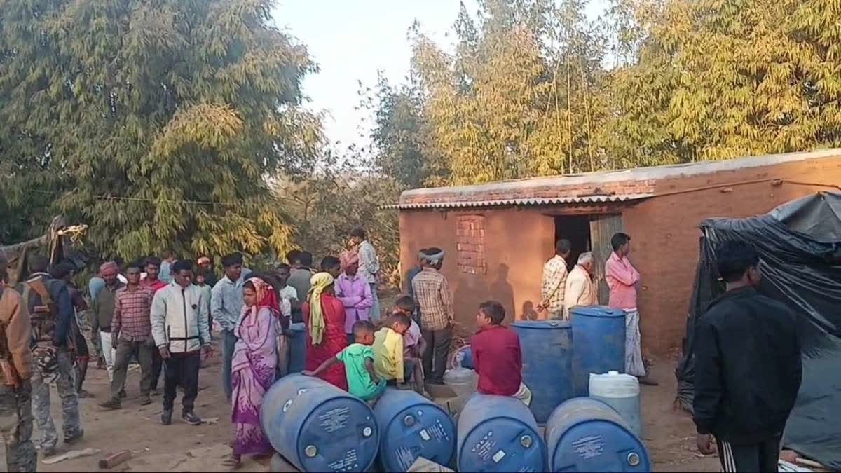 संदिग्ध हालात में शव मिलने से इलाके में मचा हड़कंप, अवैध शराब बनाने का बड़ा जखीरा बरामद