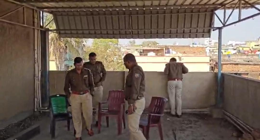धनबाद पुलिस ने की वासेपुर में भगोड़े प्रिंस खान के घर की कुर्की-जब्ती,सुरक्षा के कड़े इंतजाम