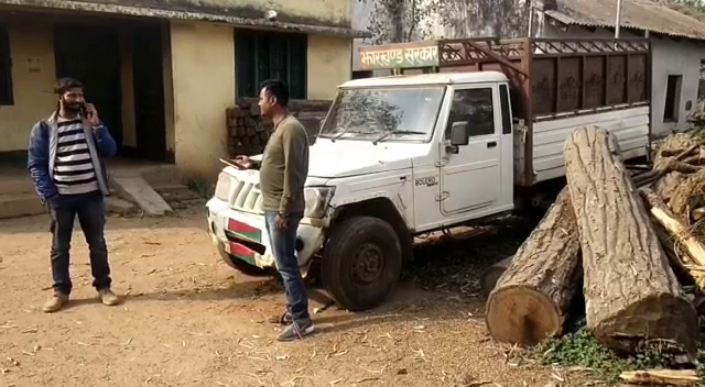 लोहरदगा में अवैध लकड़ी लदा ट्रक जब्त,  तस्कर फरार