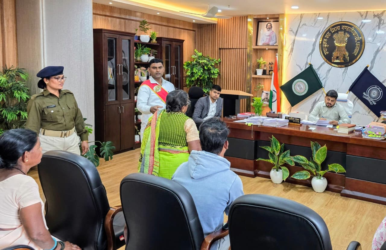 डीसी का जनता दरबार: हुजूर! थाना प्रभारी  बिना किसी लिखित आदेश के करा देते है काम बंद