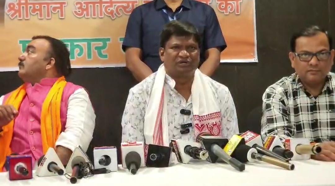 “बरसाती मेंढक के झांसे में नहीं आएंगे" सांसद ढुल्लु महतो ने संजीव सिंह पर जमकर साधा निशाना