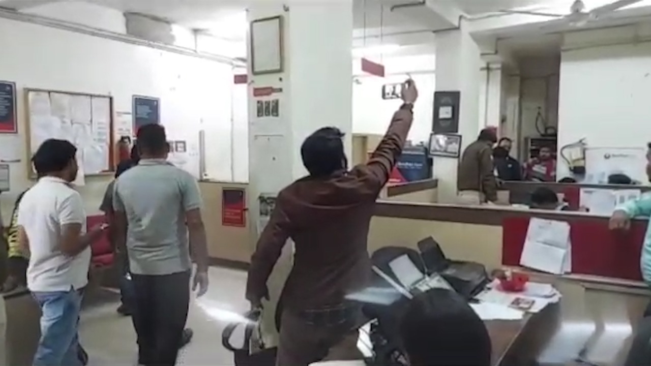 बंधक बैंक में 16 लाख की लूट, सीसीटीवी का डीवीआर भी ले भागे अपराधी