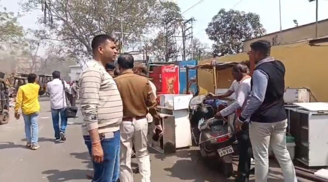 टाटानगर रेलवे स्टेशन के विस्तारीकरण को लेकर कई दुकानों पर चला बुलडोजर, 21 से अधिक दुकान ध्वस्त।टाटानगर रेलवे स्टेशन के विस्तारीकरण को लेकर कई Bulldozers were used to demolish several shops during the expansion of Tatanagar railway station