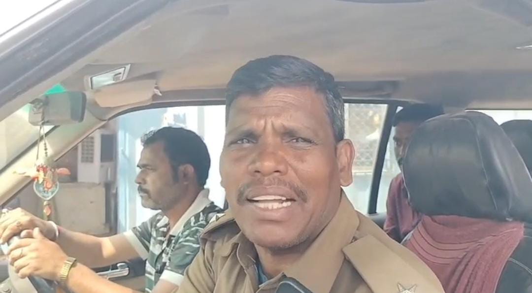 जमशेदपुर:पारिवारिक कलह से परेशान युवक ने नदी में लगा दी छलांग, पढ़े फिर क्या हुआ। जमशेदपुर:पारिवारिक कलह से परेशान युवक ने नदी में लगा दी छलांग, पढ़े फिर क्या हुआ