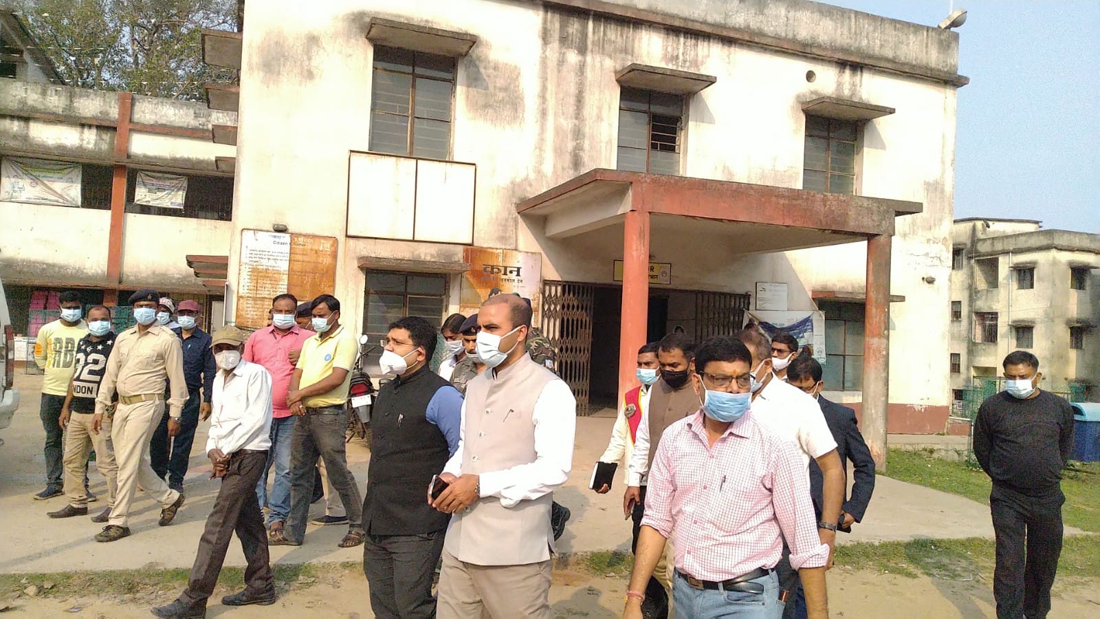 अंचल कार्यालय का डीसी ने  किया निरिक्षण , कहा -सात दिनों के भीतर अतिक्रमणकारियों की सूची देने का दिया निर्देश