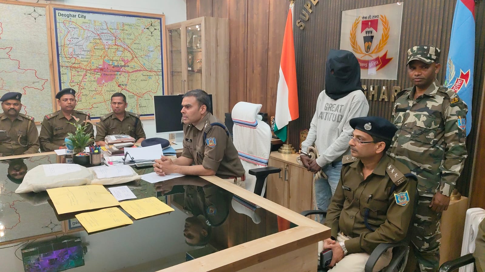 देवघर पुलिस ने ड्रग पैडलर को किया गिरफ्तार,पढ़े एसपी ने क्या कहा ।Deoghar police arrested a drug peddler, read what the SP said.