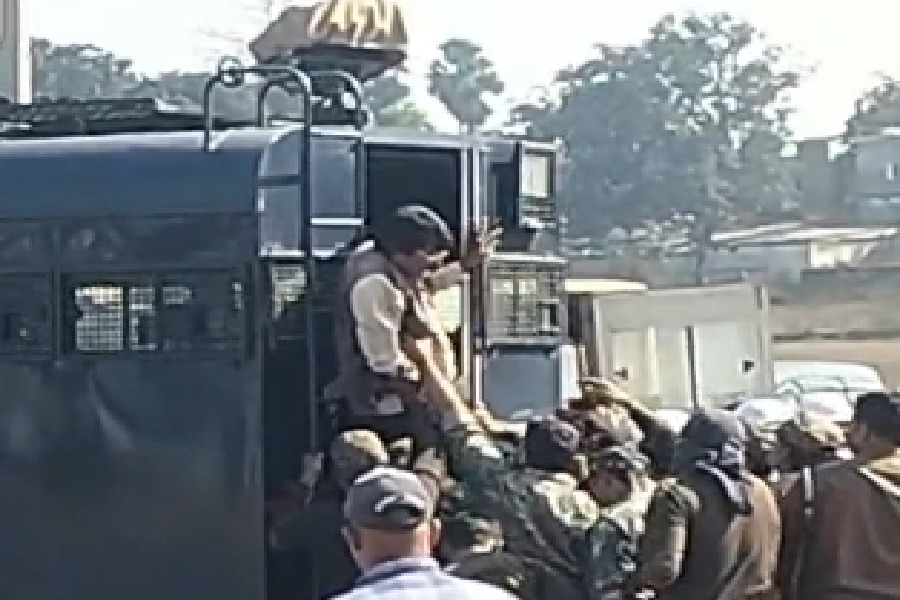 BREAKING: पूर्व मंत्री योगेंद्र साव और पूर्व विधायक निर्मला देवी गिरफ्तार, देखें वीडियो