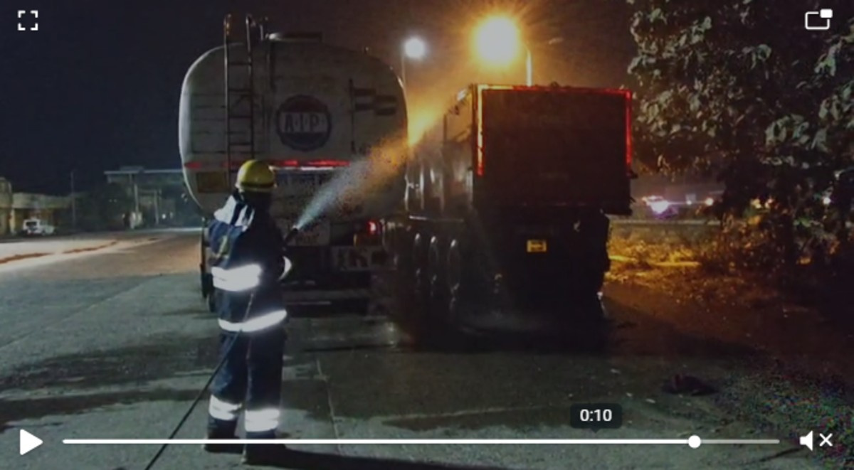 गोपालगंज में मिथेनॉल टैंकर और ट्रेलर की जोरदार टक्कर, NH-27 पर आवागमन ठप