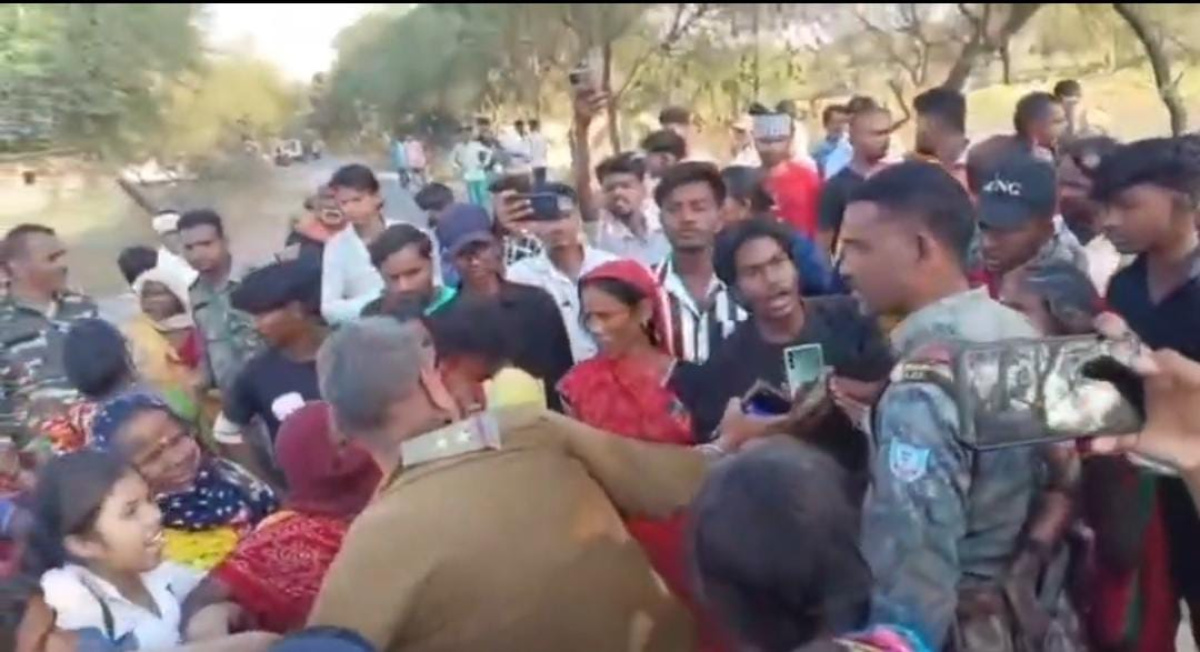 शर्मनाक! पुलिस पर भड़की भीड़, और फिर जो हुआ खुद ही देख लिजिये 