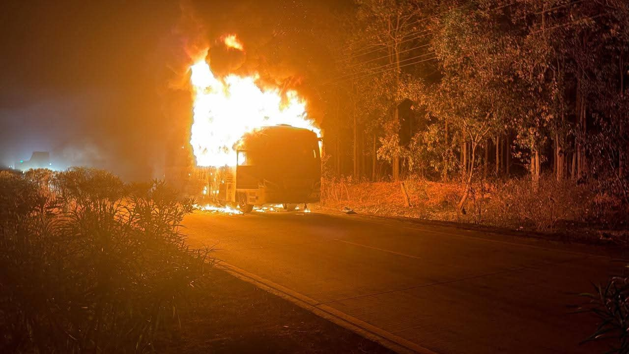 OMG ! अचानक जमशेदपुर के बहरागोड़ा एनएच-18 पर जल उठी स्लीपर बस,पढ़े फिर क्या हुआ