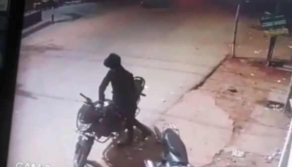 लोहरदगा में बाइक की चोरी : CCTV में  कैद हुई चोरी की वारदात