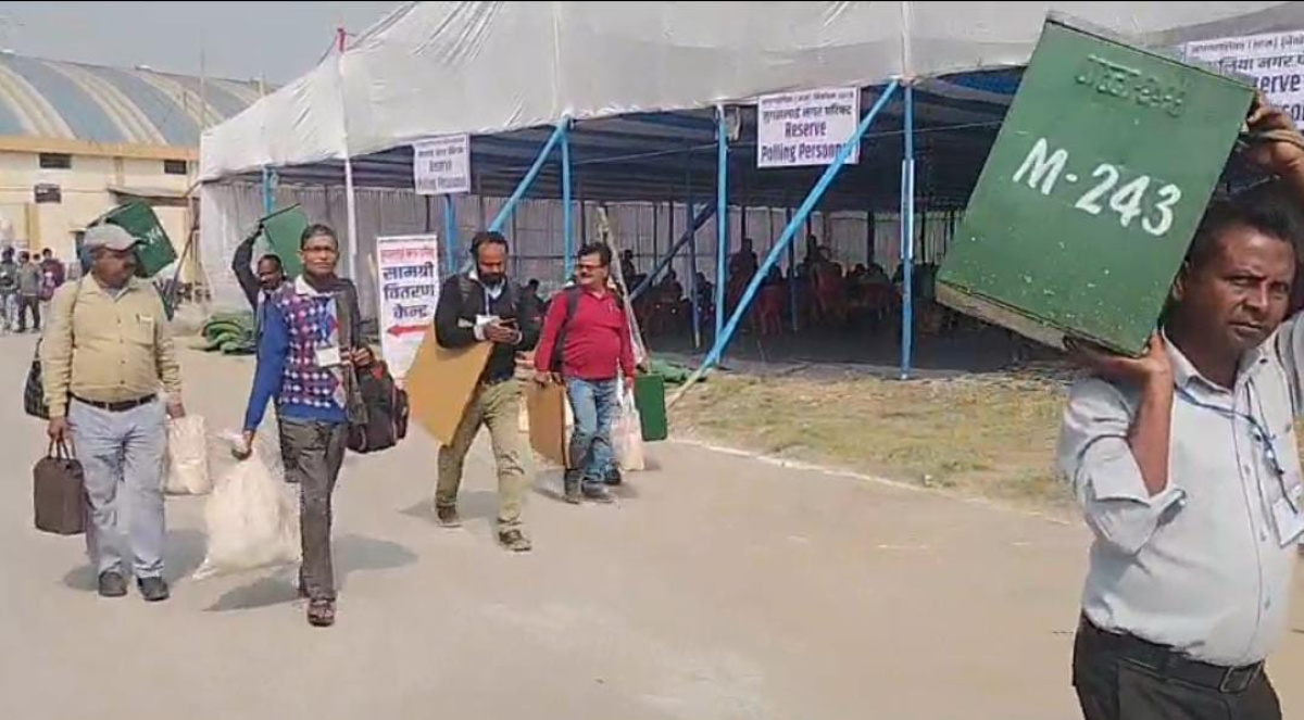 जमशेदपुर:नगर निकाय चुनाव को लेकर पोलिंग पार्टियों रवाना,परिसर में सुबह से ही चहल-पहल