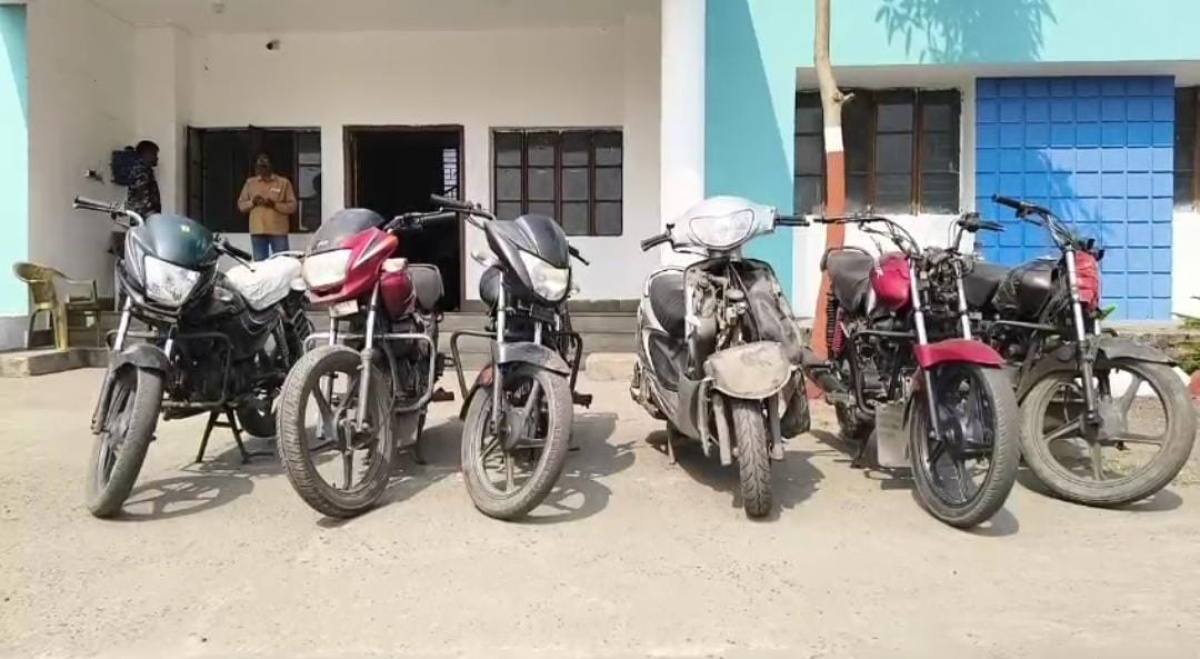 निरसा में बाइक चोर गिरोह का भंडाफोड़, चार आरोपी गिरफ्तार, छह वाहन जब्त