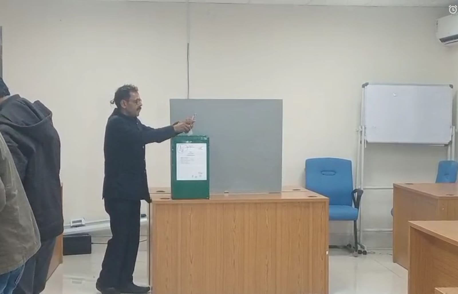 नगर निकाय चुनाव:: रांची में शुरू हुआ मतदान, बढ़ चढ़ कर लोग ले रहे हिस्सा