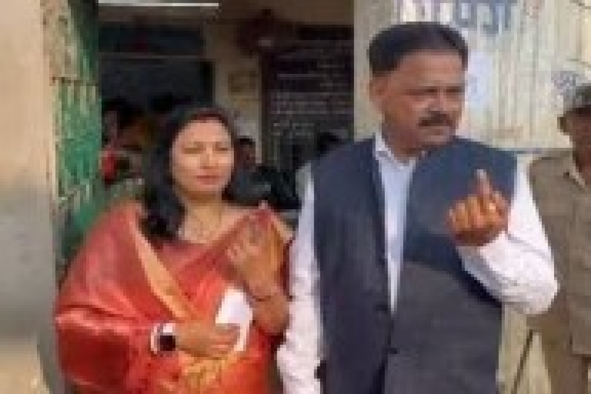 लोकतंत्र के महापर्व में मंत्री सुदिव्य सोनू की भागीदारी, पत्नी संग डाला वोट, जनता से किया मतदान का आह्वान