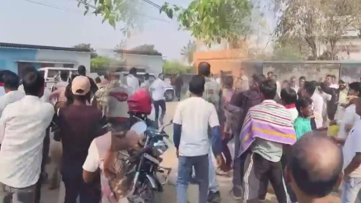 नगर निगम चुनाव में गरमाया माहौल, वोटिंग के बीच हुआ बवाल, समर्थकों में जमकर हुई मारपीट, देखें वीडियो